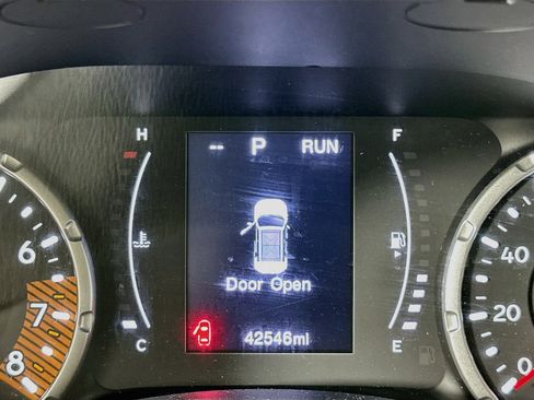 Used 2023 Jeep Renegade Latitude AWD/4WD image 19
