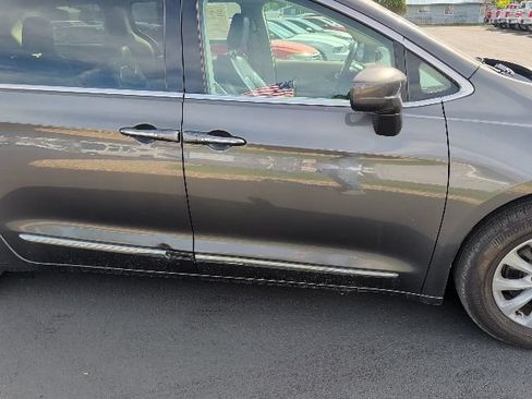 Used 2018 Chrysler Pacifica Touring-L FWD image 18