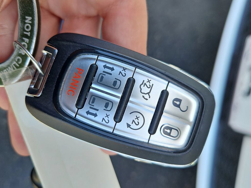 Used 2025 Chrysler Pacifica Select FWD image 37