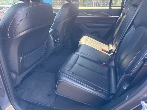 Used 2023 Jeep Grand Cherokee Limited image 7