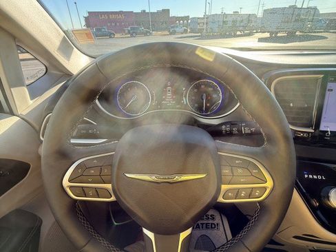 Used 2024 Chrysler Pacifica Touring-L FWD image 17