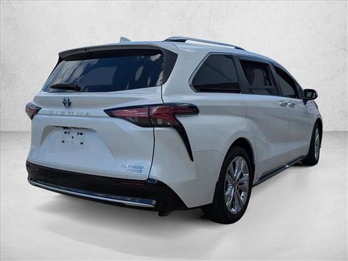 Certified 2023 Toyota Sienna Platinum image 5