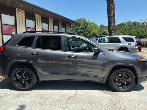 Used 2017 Jeep Cherokee Sport w/ Cold Weather Group FWD image 4