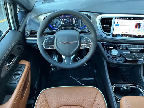 New 2026 Chrysler Pacifica Pinnacle image 16