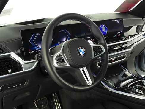 Used 2025 BMW X7 M60i image 32