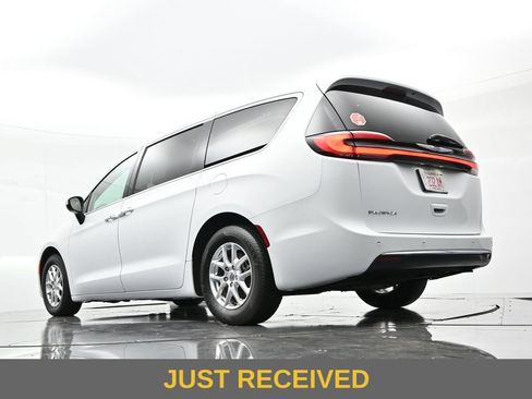 Used 2023 Chrysler Pacifica Touring-L FWD image 33