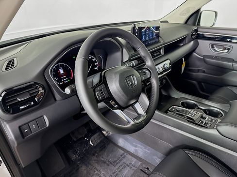New 2025 Honda Pilot Touring image 8