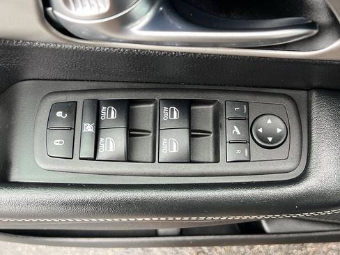 Used 2023 Chrysler Pacifica Limited w/ S Appearance Package image 13