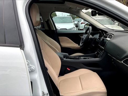 Used 2018 Jaguar F-PACE Premium image 8