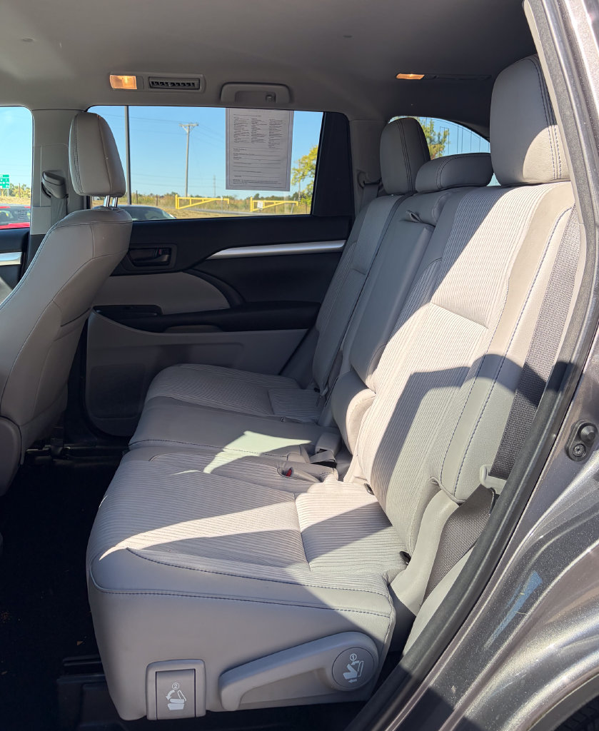 Used 2018 Toyota Highlander Plus FWD image 15