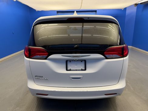Used 2017 Chrysler Pacifica Touring FWD image 6