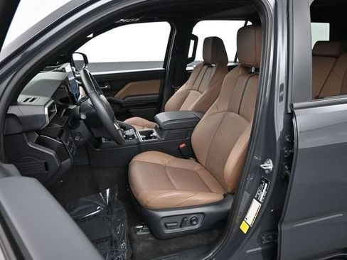 Used 2025 Toyota 4Runner Limited AWD/4WD image 17
