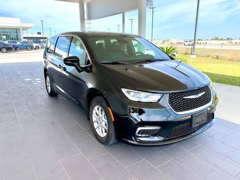 Used 2025 Chrysler Pacifica Select image 3