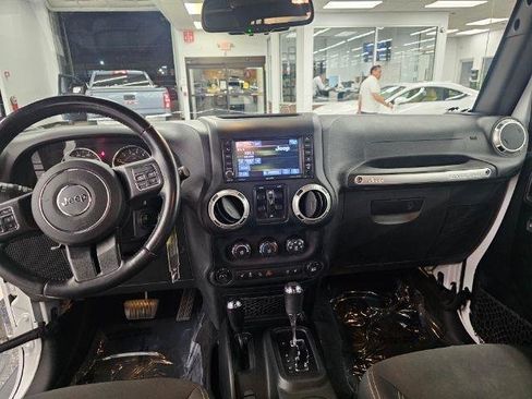 Used 2018 Jeep Wrangler Unlimited Sahara w/ Connectivity Group image 21