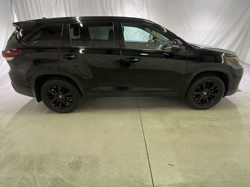 Used 2019 Toyota Highlander SE w/ Nightshade Edition AWD/4WD image 12