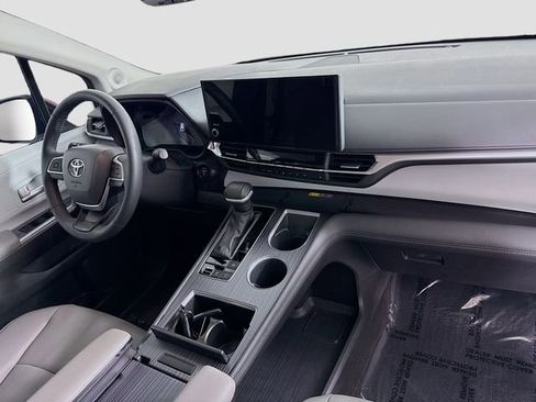 Used 2025 Toyota Sienna XLE w/ XLE Plus Package image 30