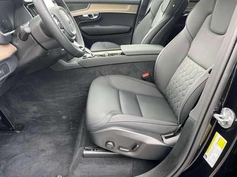 Used 2025 Volvo XC90 B5 Core AWD/4WD image 9