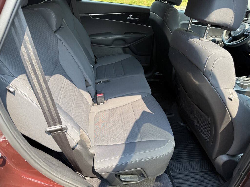 Used 2017 Kia Sorento AWD image 19