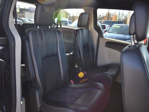 Used 2019 Dodge Grand Caravan SXT image 6