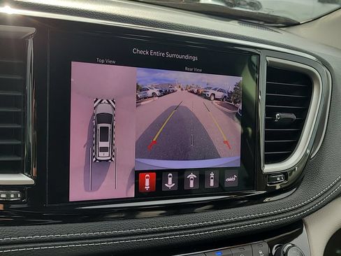 Used 2023 Chrysler Pacifica Touring-L FWD image 27