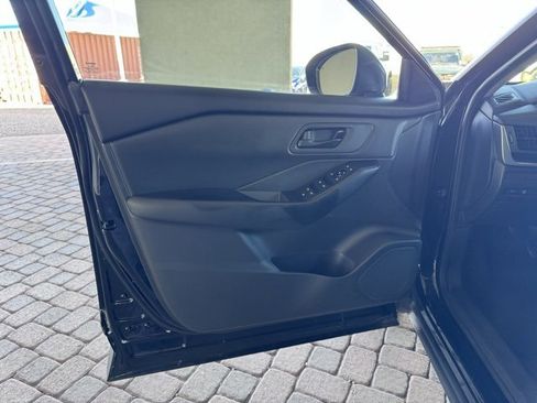 Used 2024 Nissan Rogue S image 10