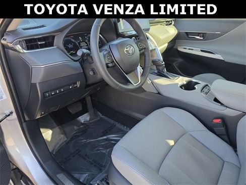 Used 2024 Toyota Venza Limited image 24