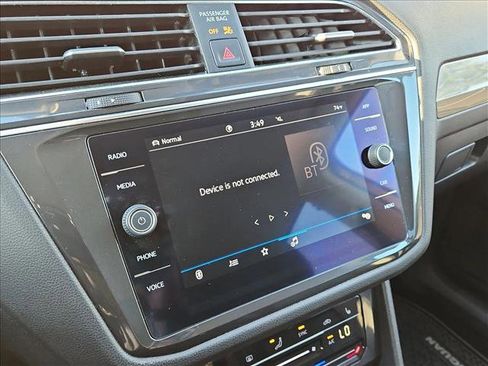 Used 2022 Volkswagen Tiguan SE image 11