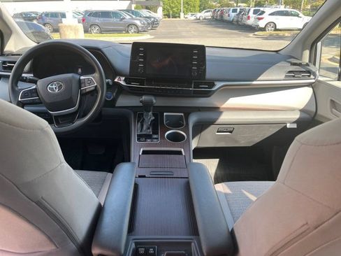 Used 2021 Toyota Sienna LE FWD image 18