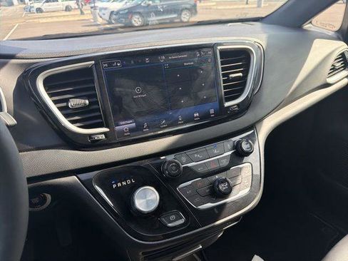 Certified 2025 Chrysler Pacifica Select image 12