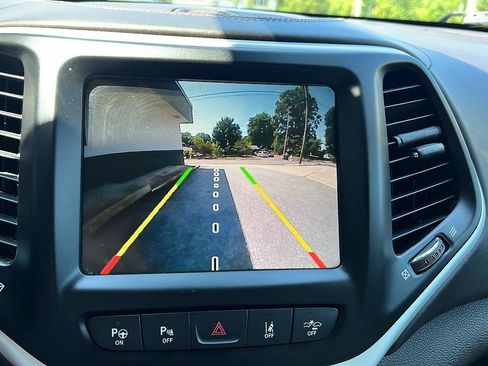 Used 2018 Jeep Cherokee Overland w/ Technology Group FWD image 17