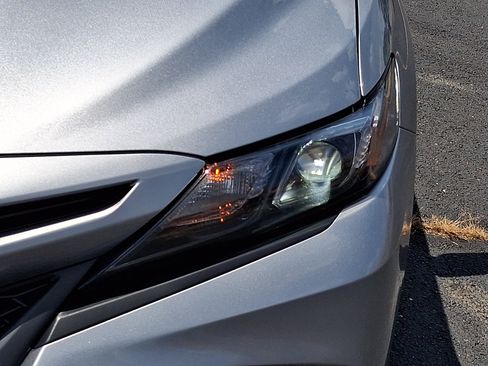Used 2024 Toyota Camry SE FWD image 3