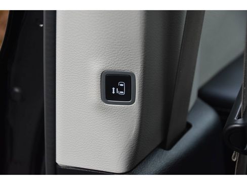 Used 2023 Chrysler Pacifica Touring-L image 13