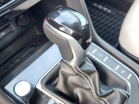 Certified 2025 Volkswagen Taos SE image 14