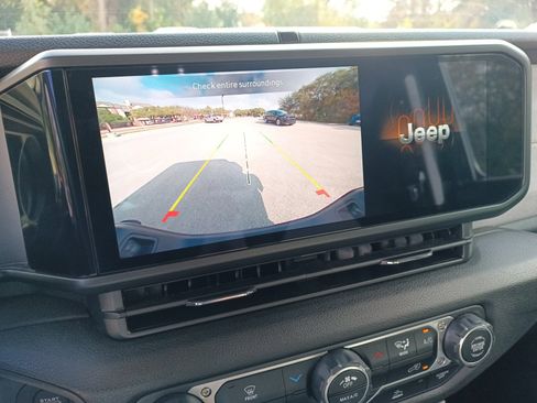 Used 2025 Jeep Gladiator Sport image 14