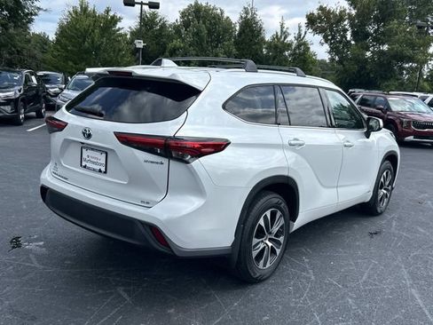 Used 2022 Toyota Highlander XLE AWD/4WD image 4