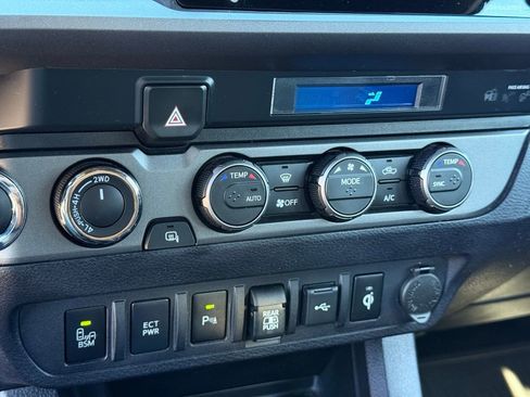 Used 2022 Toyota Tacoma TRD Sport image 11