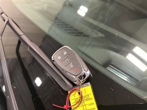 Used 2023 Chevrolet Traverse LT image 40