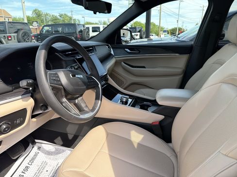 Certified 2025 Jeep Grand Cherokee Limited w/ Luxury Tech Group II AWD/4WD image 16