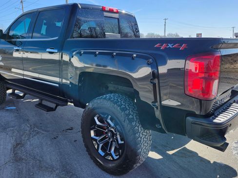 Used 2018 Chevrolet Silverado 1500 High Country image 3