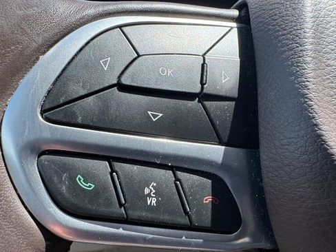 Used 2020 Chrysler Pacifica Touring w/ Cold Weather Group FWD image 17