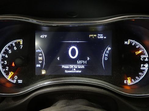 Used 2017 Jeep Grand Cherokee Overland w/ Jeep Active Safety Group image 16