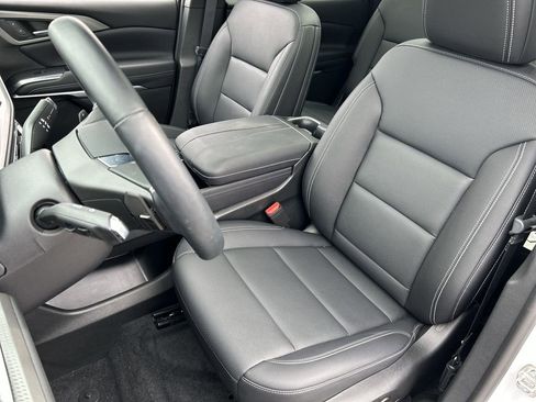 Used 2025 Chevrolet Traverse LT w/ Sun and Wheel Package image 20