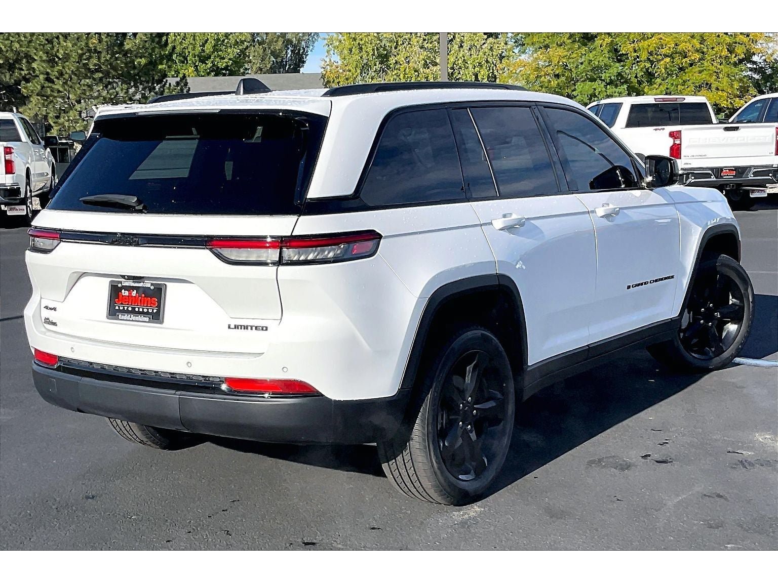 Used 2024 Jeep Grand Cherokee Limited w/ Black Appearance Package AWD/4WD image 15