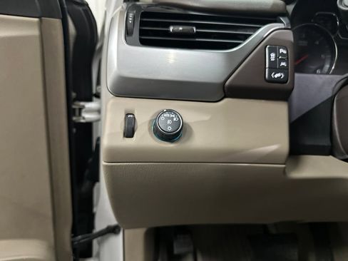 Used 2020 Chevrolet Suburban LT w/ Luxury Package RWD image 37