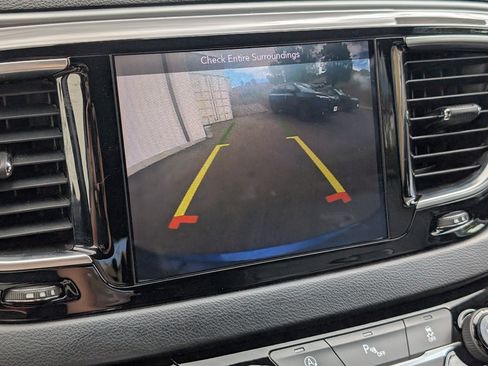 Used 2019 Chrysler Pacifica Touring-L w/ S Appearance Package FWD image 17