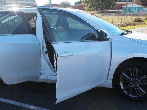 Used 2017 Toyota Camry SE w/ Moonroof Package image 10