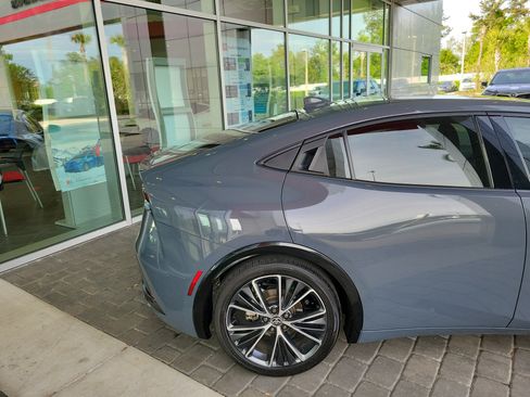 Used 2023 Toyota Prius XLE image 6