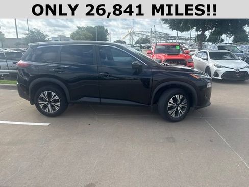 Used 2022 Nissan Rogue SV FWD image 2