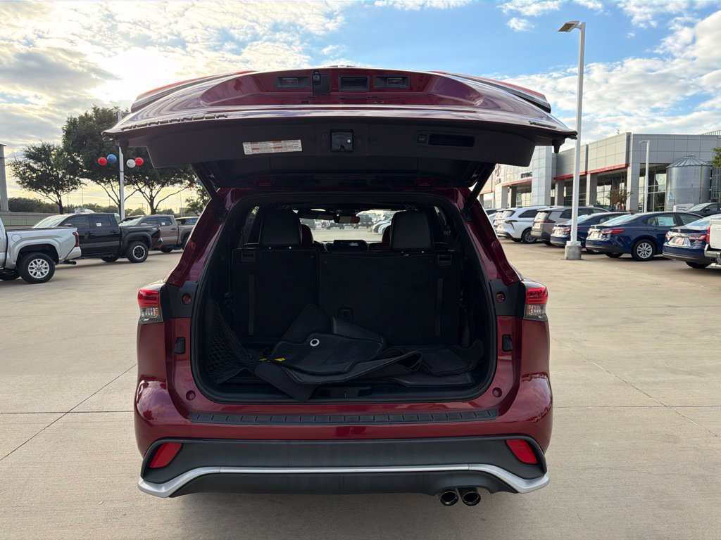 Used 2022 Toyota Highlander XSE FWD image 12