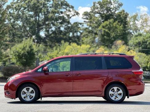 Used 2016 Toyota Sienna LE w/ Outdoor Package FWD image 8